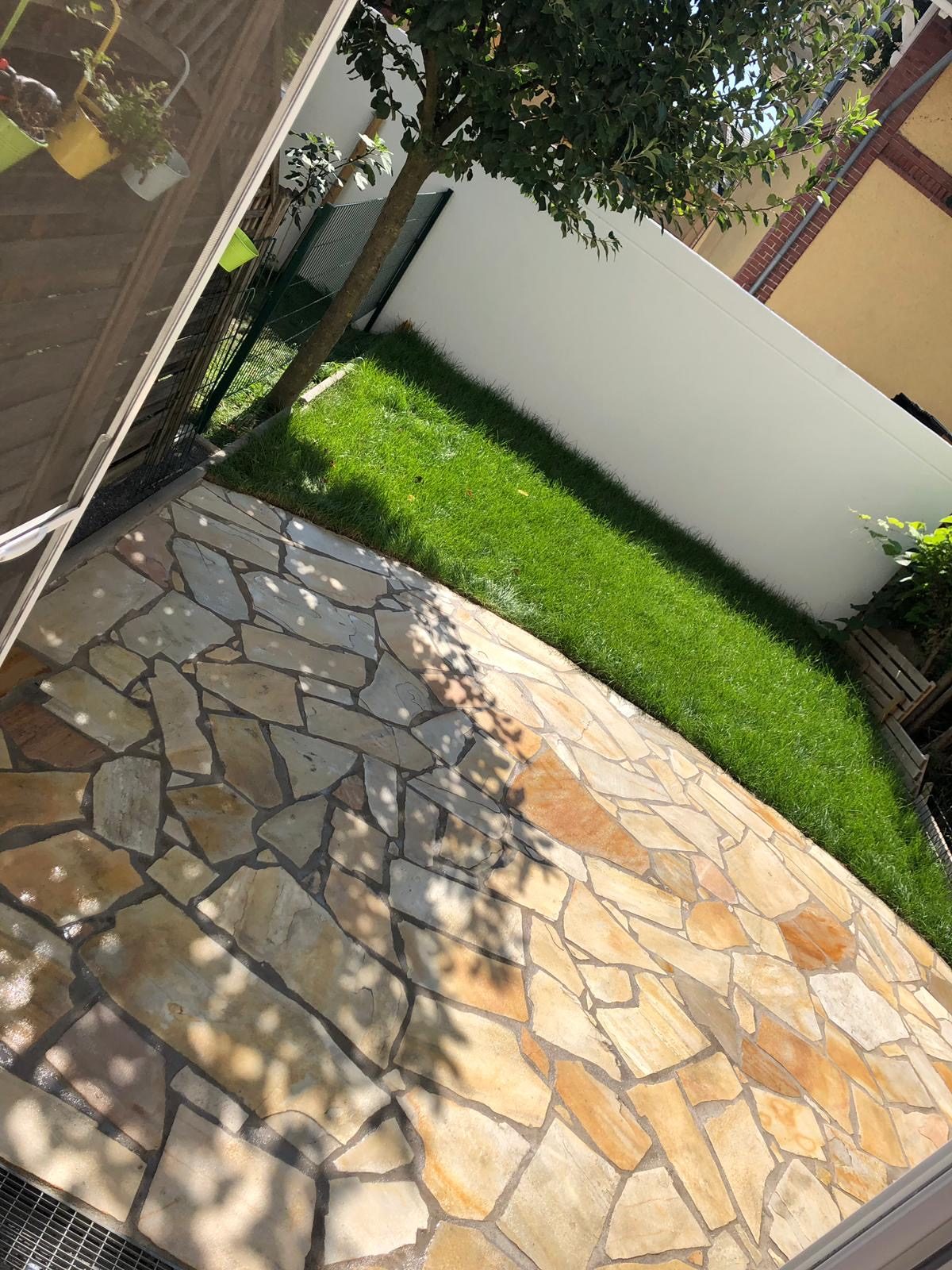 Polygonalplatten und Rollrasen