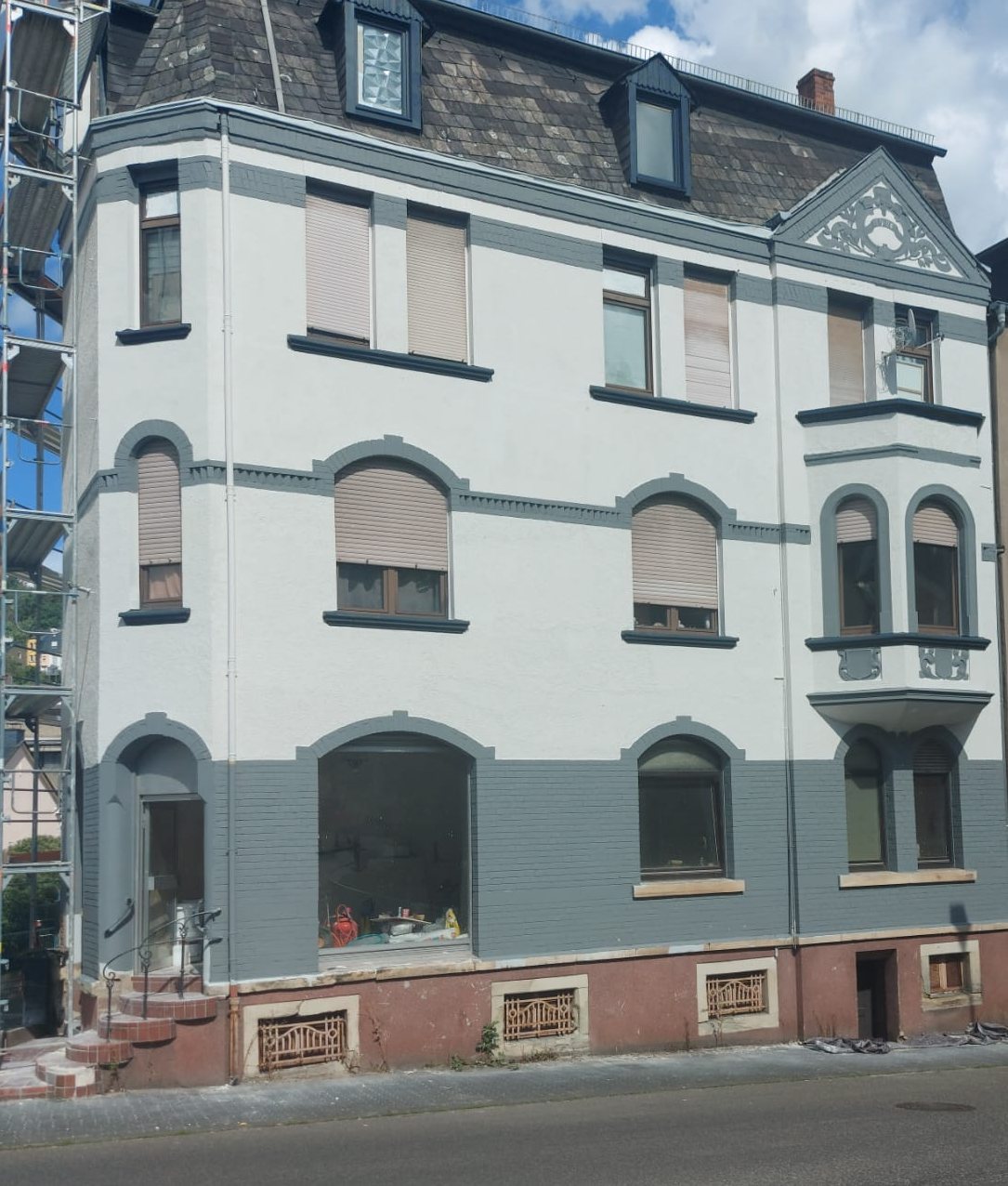Fassadensanierung Altbau – Fassadenbau & Malerarbeiten